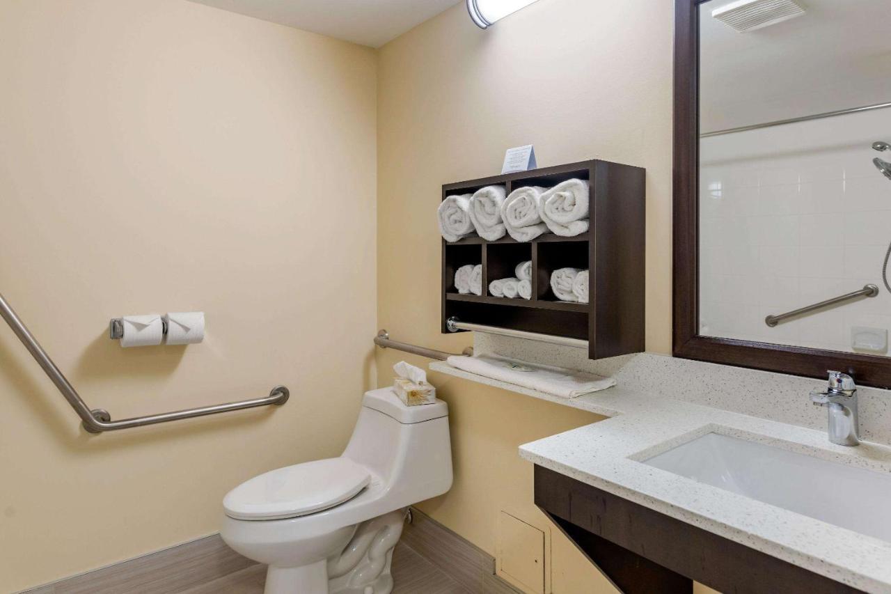 Quality Inn & Suites Батерст Экстерьер фото
